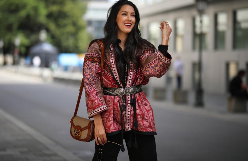 Rebecca Mir zeigt, mit welchem It-Piece wir stylisch durch den Herbst kommen. 