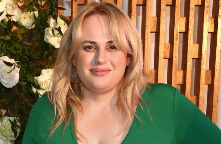 ....angeblich ausgerechnet Rebel Wilson.