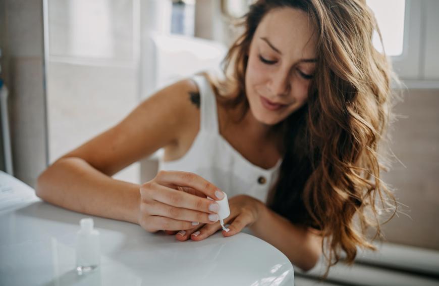 Wir haben einen veganen Nagellack in der Drogerie entdeckt, der Ergebnisse wie nach einer Gel-Maniküre verspricht. 