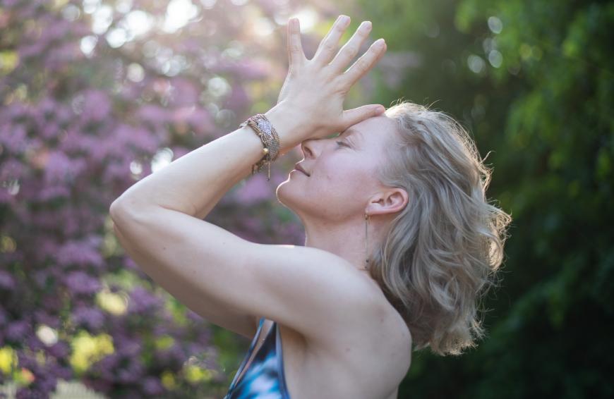 Anna Rech von YogaEasy zeigt powervolle Yoga-Übungen, die den Körper fit für den Sommer machen und ganz easy überall durchgeführt werden können. Einfach den Lieblingsplatz aussuchen und loslegen. Alle Asanas sind auch für sportliche Anfänger geeignet und funktionieren auch ohne Matte.