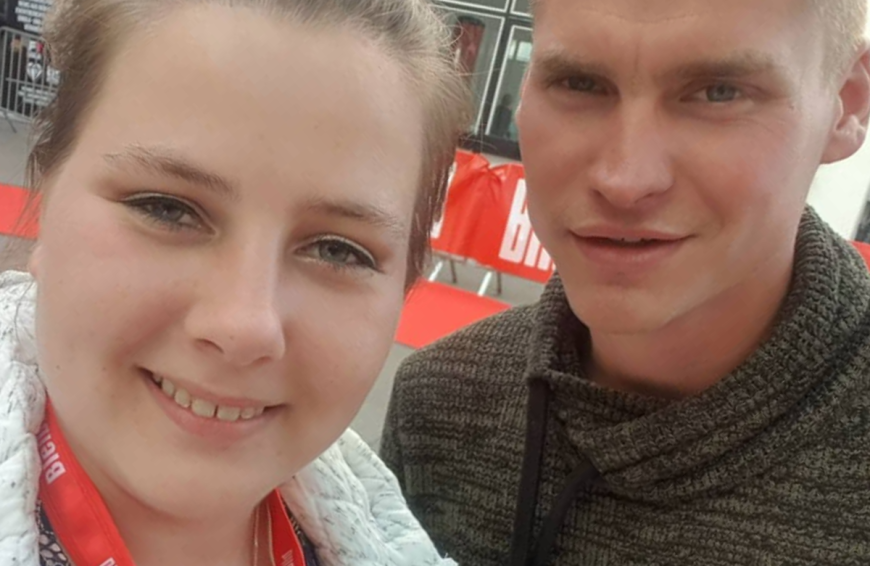 Die 26-Jährige zeigt nicht nur erstmals das Gesicht ihrer Zwillinge Emory und Casey ...