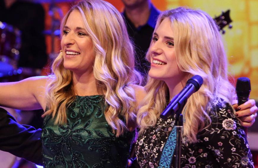 Mit Tochter Johanna Mross bilden die beiden Schlagerstars die Country-Familienband More Than Words.