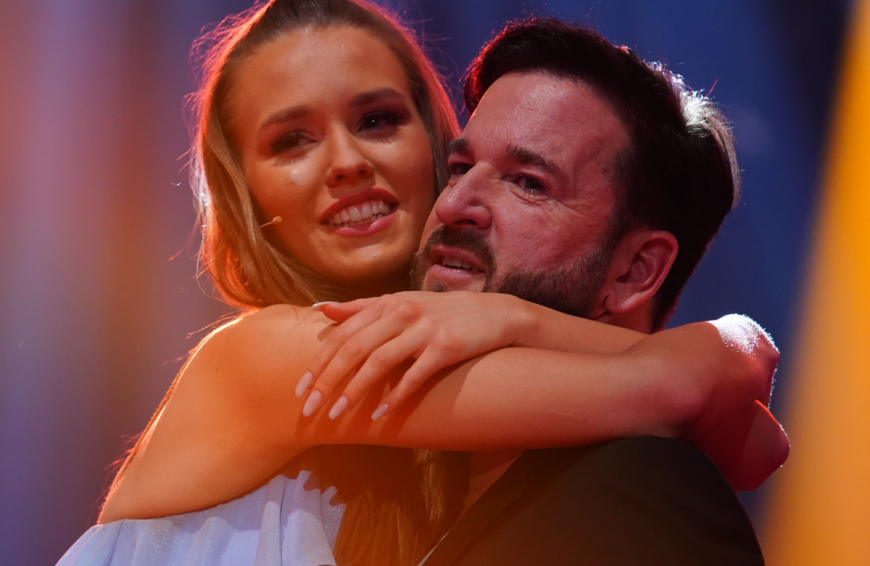 An ihrer Liebe zu dem Skandal-Schlagerstar hält die 21-Jährige trotzdem weiter fest.