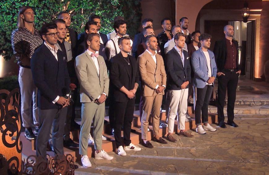 Bereits vier der Männer sind freiwillig ausgestiegen: Darunter auch Julian, der eigentliche Favorit. Ausgerechnet der erlaubt sich nun gegenüber RTL ein Urteil über die Bachelorette und spricht von mangelnder Männer-Erfahrung ...