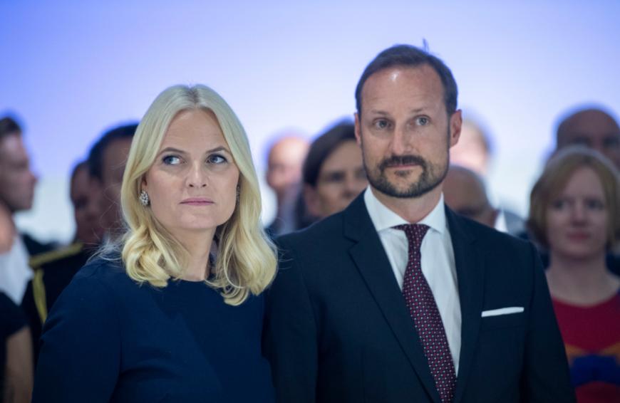 Mette-Marit von Norwegen und Ehemann Haakon wollten in dieser Woche eigentlich ihren 20. Hochzeitstag feiern. Doch nun wurden alle Veranstaltungen abgesagt.