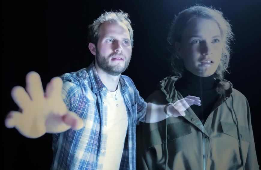 Nach den dramatischen Ereignissen in der Höhle nähert sich das Liebesdrama um Maja (Christina Arends) und Florian (Arne Löber) nun allmählich seinem Höhepunkt.