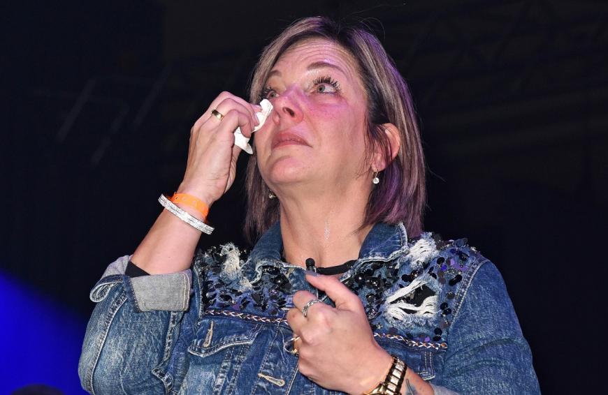 Danni Büchner bricht in Tränen aus.