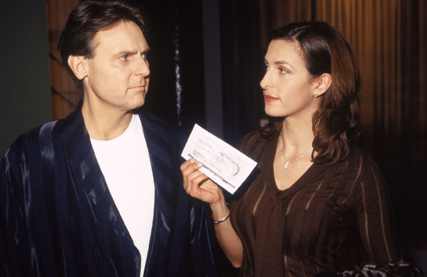Ulrike Frank steht seit fast 20 Jahren für GZSZ vor der Kamera und hat vor allem an der Seite von Wolfgang Bahro alias Dr. Jo Gerner schon so einiges durchmachen müssen.