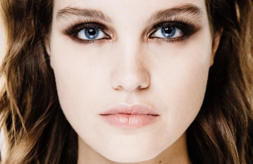 Bist du bereit für dramatische Wimpern? Eine neue Drogerie-Mascara zaubert 7 Mal mehr Volumen und pflegt on top wie ein Balm!