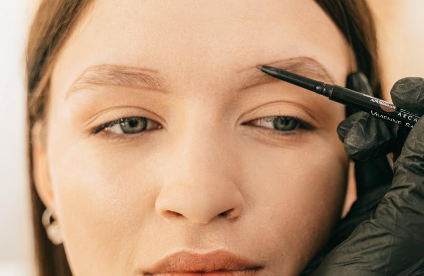 Mit einem Augenbrauenstift lassen sich sowohl feine Haare imitieren, als auch größere Flächen ausmalen und schattieren.