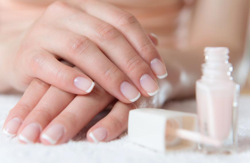French Nails sind gefragter denn je und mit einem genialen TikTok-Hack gelingt die Maniküre in gerade einmal 10 Sekunden. 