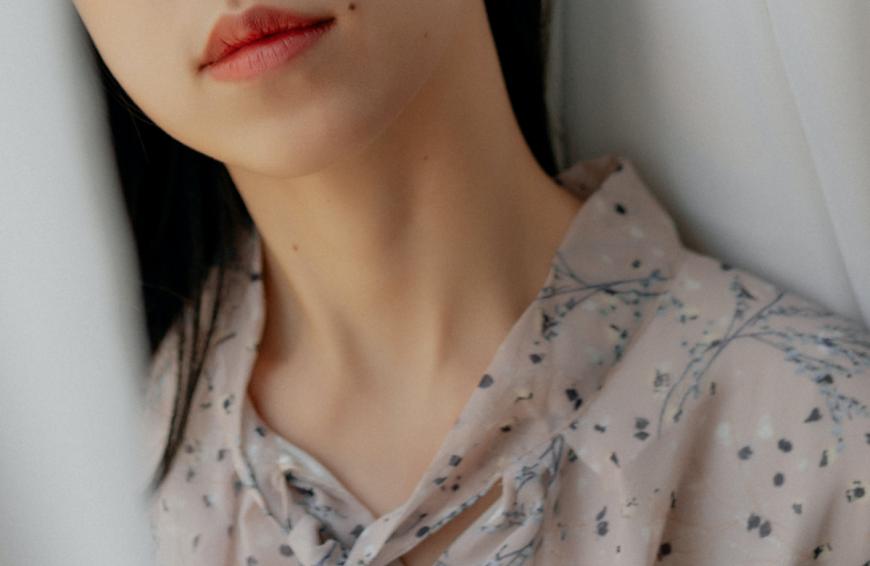 Bye, bye Turkey Neck! Hier findest du alle wichtigen Tipps und Tricks rund um Halsfalten. 