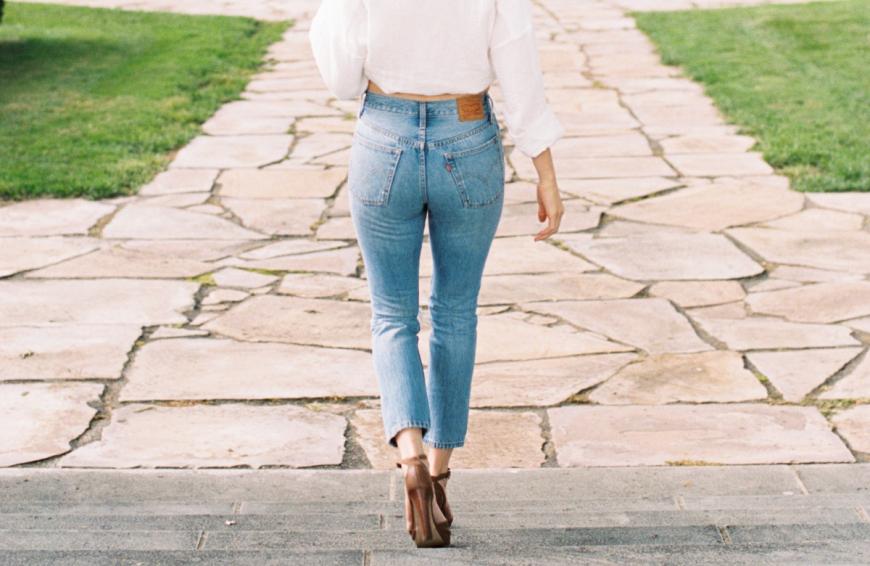 Jeans zählen zu den ultimativen Fashion-Must-haves, da sie sich vielseitig kombinieren lassen. Wir haben 5 angesagte Modell entdeckt, die nicht mehr als 50 Euro kosten.