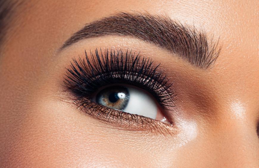 Du träumst nicht nur von langen, sondern auch vollen Wimpern? Dann haben wir hier ein geniales Serum für dich, das sowohl verlängert als auch verdichtet.