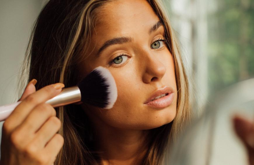Die "Nude Magique Eau de Teint"-Foundation von L’Oréal Paris fühlt sich dank ihrer wässrigen Textur super leicht an auf der Haut und verschmilzt ebenmäßig mit dem Teint.