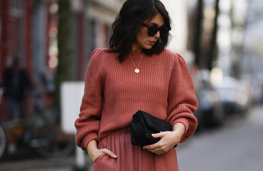 Pullover aus Strick dürfen im Herbst in keinem Kleiderschrank fehlen. Wir haben 5 Modelle gespotted, die absolute Must-haves der Saison sind!