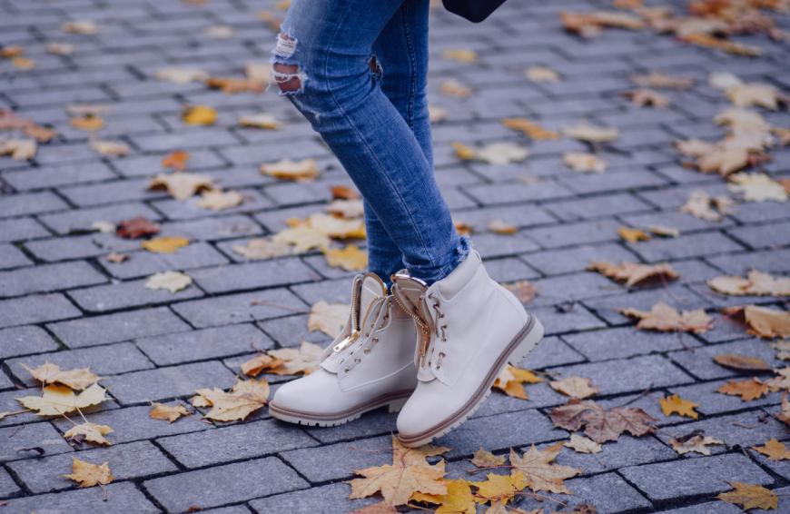 Langsam aber sicher macht sich der Herbst bemerkbar. Welche Boots diesen Übergang voll im Trend liegen, erfährst du hier. 