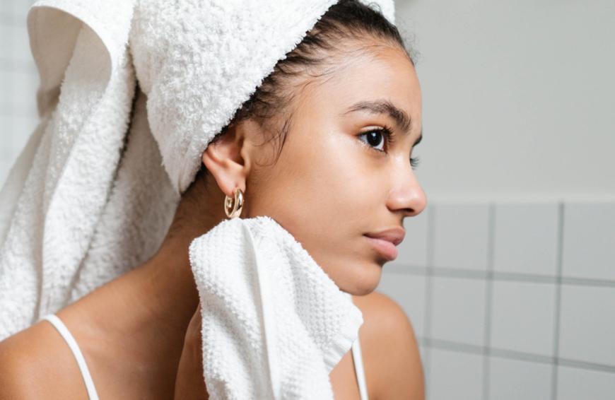 "Meine Haut ist glatter und geschmeidiger denn je!", schreiben Userinnen im Netz über den "SA Smoothing Cleanser" von CeraVe.