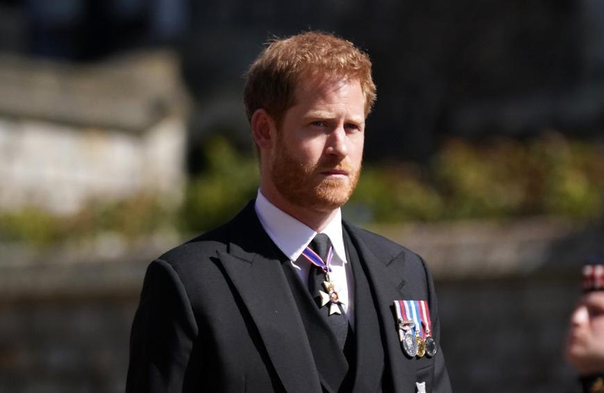 Während Prinz Harry immer mehr über die englische Königsfamilie auspackt ...