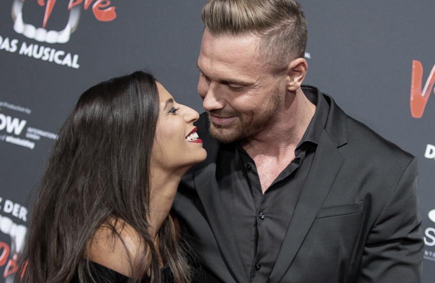 Im Sommer 2019 lernten sich Eva Benetatou und Chris Broy kennen, nicht einmal ein Jahr später verlobten sich die beiden. Im Dezember desselben Jahres gaben die beiden bekannt, erstmals Eltern zu werden - nur knapp vier Monate später war zwischen ihnen schon wieder alles aus.