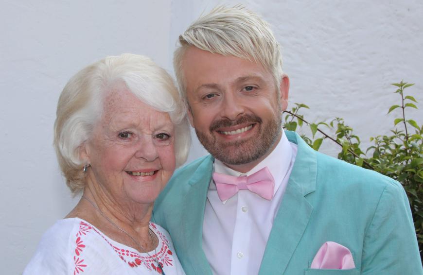 Ross Antony mit seiner Mutter Vivien Catterall, die drei Wochen mit dem Coronavirus zu kämpfen hatte.