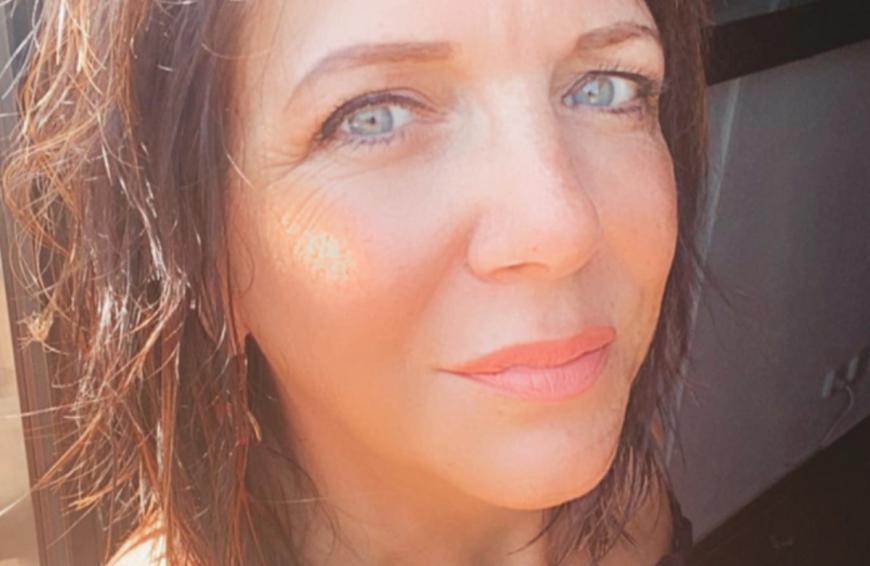 Die Suche nach Mr. Right gibt sie dennoch nicht auf und weiß schon ganz genau, wie dieser sein soll!