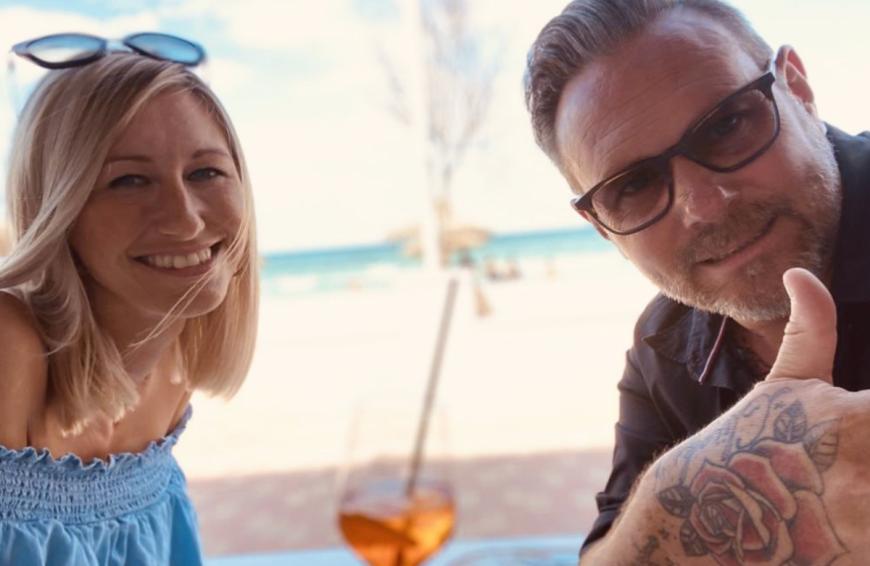 Jetzt scheint das Paar sich getrennt zu haben, Sascha zeigte sich mit einer neuen Frau an seiner Seite.