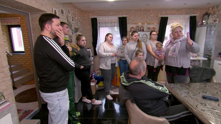14.000 Euro soll die Großfamilie laut Katja Schneidt, der Autorin des Wollny-Enthüllungsbuchs