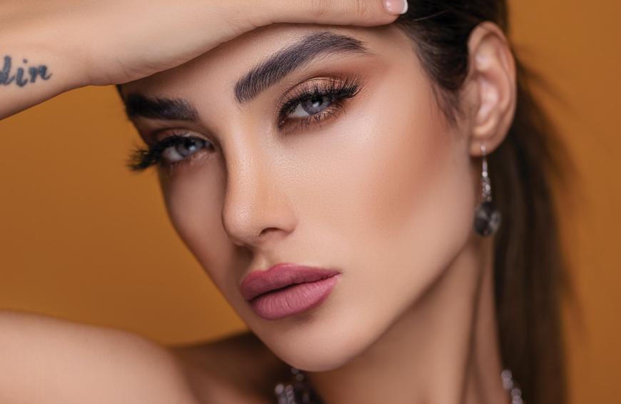 Du hättest gerne voluminöse Wimpern, die perfekt definiert sind? Mit einer Drogerie-Mascara wird das wahr – und die ist 38 Prozent reduziert!