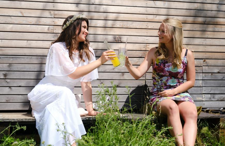 DSDS-Sternchen Lisa Küppers hat einen Gastauftritt bei der Hochzeit von Vivien Köhler (Sharon Berlinghoff).
