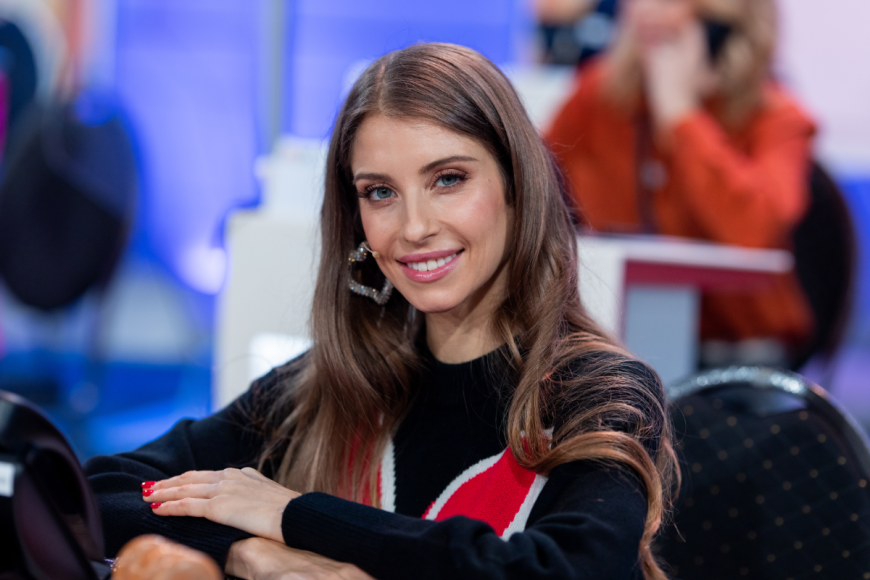 Cathy Hummels ist Moderatoin, Influencerin, Autorin und Mama - und steht ihrem turbulenten Leben positiv gegenüber.