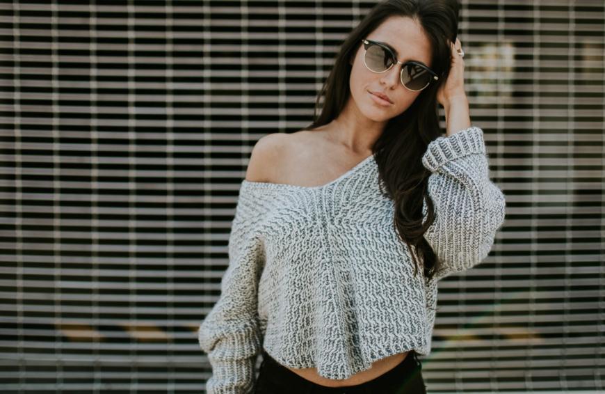 Der Herbst ist da und Fashionistas wissen ganz genau, welcher Strickpullover diese Saison angesagt ist. 
