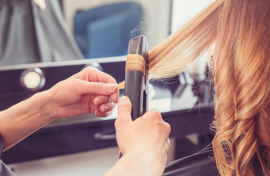Locken mit Glätteisen? Richtig gehört! Auch mit einem Haarglätter kannst du dir coole Waves zaubern. 