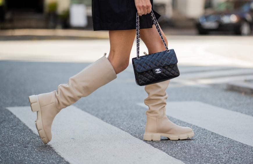 Die Boots von Copenhagen Studios zählen zu DEN Herbst-Trends 2021. Doch leider sprengen sie ganz schön das Budget. Wie gut, dass es eine günstige Alternative bei H&M gibt ...