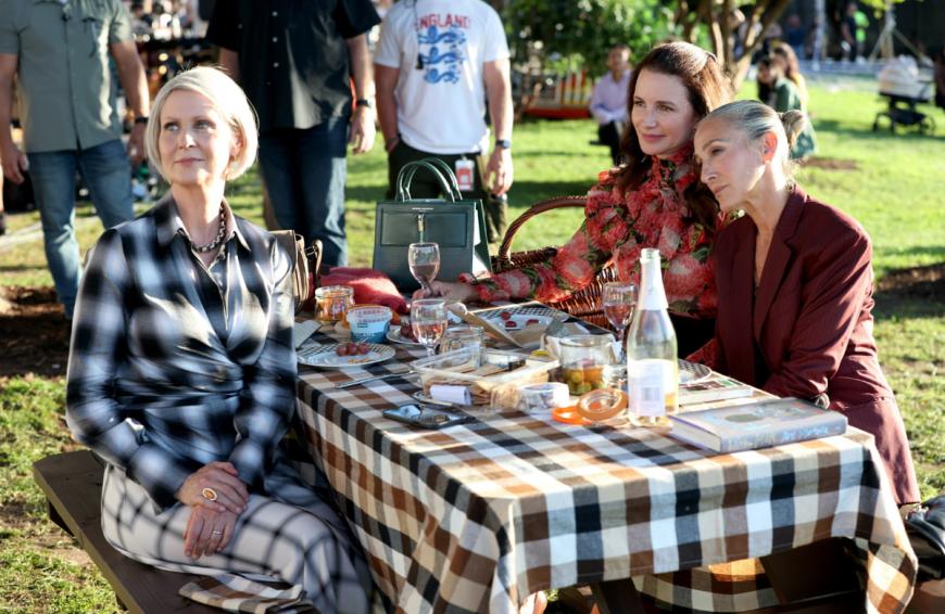 Die Stimmung am Set ist super, die drei Ladys verstehen sich blendend – doch hinter den Kulissen soll es brodeln.