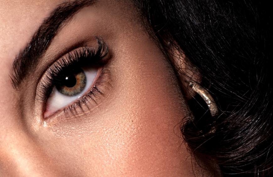 Mit einer 3-Euro-Mascara kannst du deinen Wimpern bis zu 5 Mal mehr Volumen verpassen. 