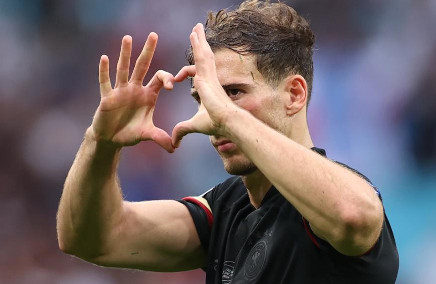 Fußballer Leon Goretzka setzt sich öffentlich für Toleranz und Offenheit ein und zeigt soziales Engagement. Eine Haltung, die auch das Modeunternehmen Tommy Hilfiger beeindruckt.