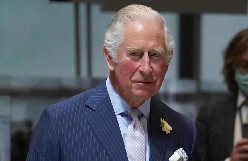 Nun überrascht Prinz Charles mit einer großen Geste.