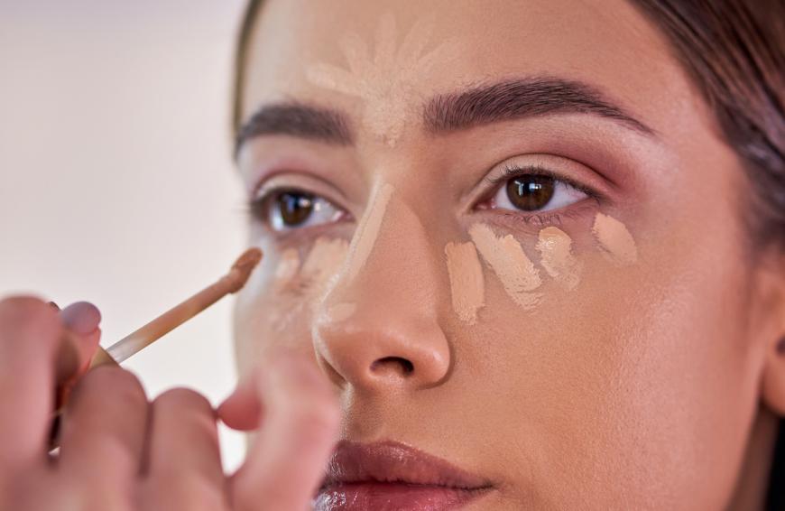 Psst, wir kennen den besten Concealer aus der Drogerie – und der kaschiert selbst hartnäckige Augenringe!