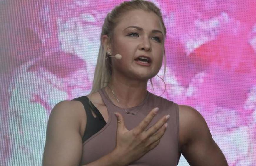 Die Fitnessinfluencerin kämpft in ihrem neuesten Video mit den Tränen.