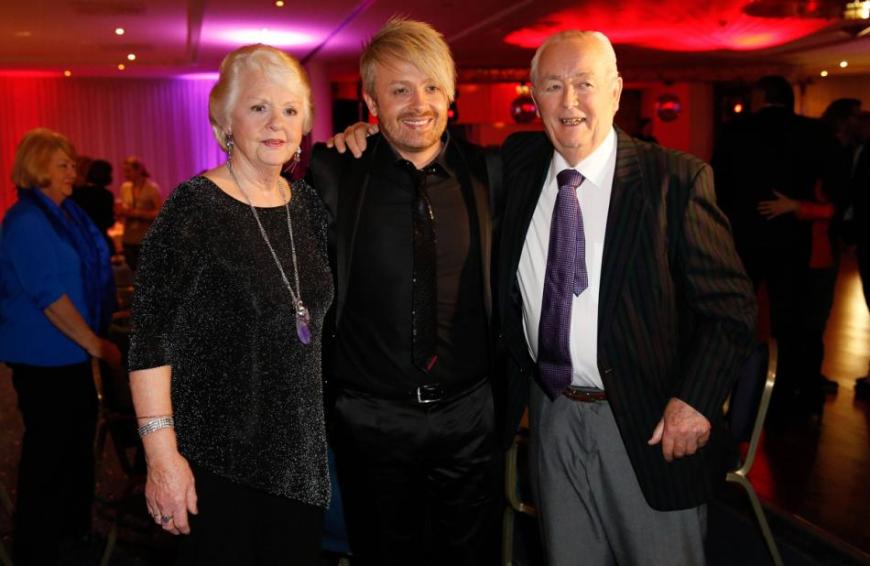 Ross Antony hat ein enges Verhältnis zu seiner Mutter Vivien, sein Vater Denis Catterall verstarb 2015.