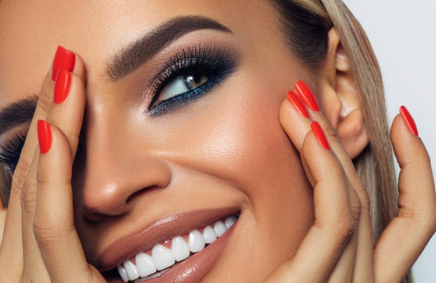 Perfekte Wimpern zählen zu den größten Beauty-Goals. Eine Mascara verspricht sogar extremes Volumen. 