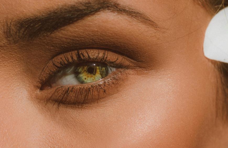Mit einem Drogerie-Concealer kannst du deine Augenpartie ruckzuck zum Strahlen bringen. 