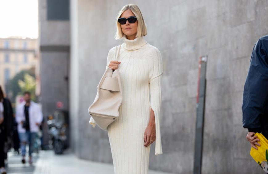 Wir haben ein Strickkleid entdeckt, mit dem du elegant durch den Herbst kommst. 