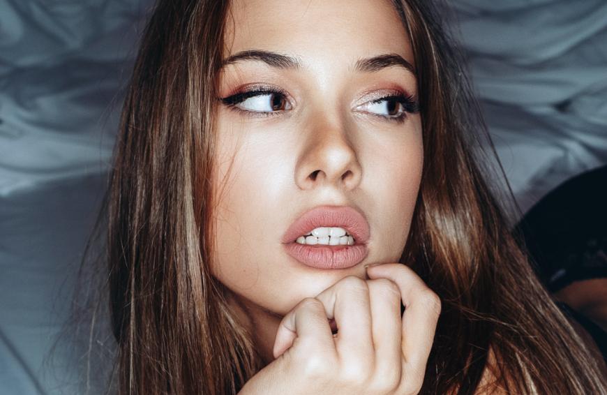 Mit einem Hyaluron-Serum aus der Drogerie kannst du einen ähnlichen Effekt wie mit einem Lifting erzielen. 