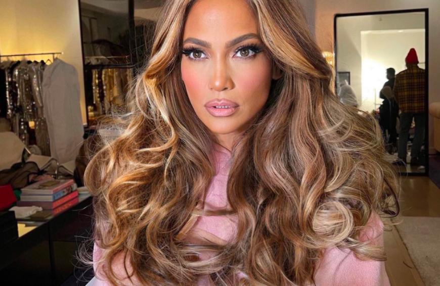 Popstar Jennifer Lopez ist bereits Fan der neuen Volumen-Frisur und begeistert uns auf Instagram mit dieser wilden Löwenmähne.