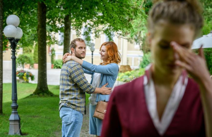 Am Fürstenhof bandelt Florian nicht nur mit Maja an, auch mit Constanze erlebt er innige Momente.