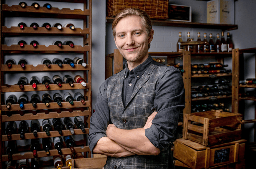 Constanzes Cousin Henning von Thalheim (Matthias Zera) wird der neue Sommelier am