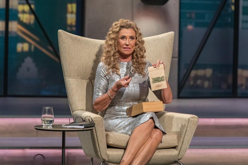 Höchstens ein paar sanfte Wellen haben wir bereits an ihr gesehen – doch diese (wie passend) Löwenmähne ist wirklich ein ganz neuer Look!