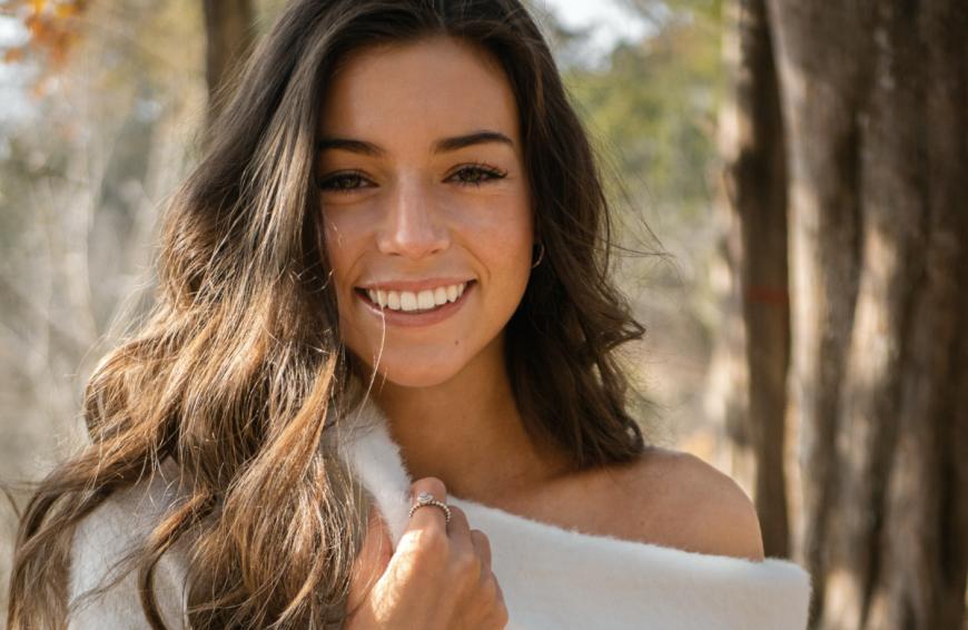 Mit einem veganen Hyaluron-Serum aus der Drogerie kannst du einen ähnlichen Effekt wie eine Botox-Behandlung erzielen. 